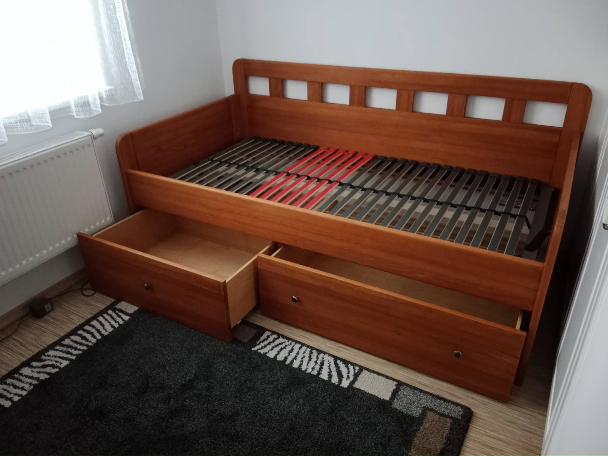 Postel se zvýšenou postranicí